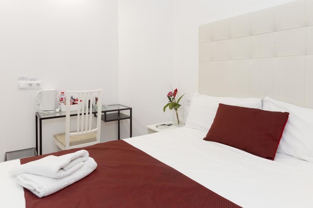 บรูสตาร์ ซากราดา ฟามิเลีย Hotel บาร์เซโลนา ภายนอก รูปภาพ